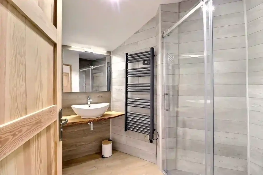 Seconde salle de bain moderne et lumineuse au Gîte Le Figuier à Gras.