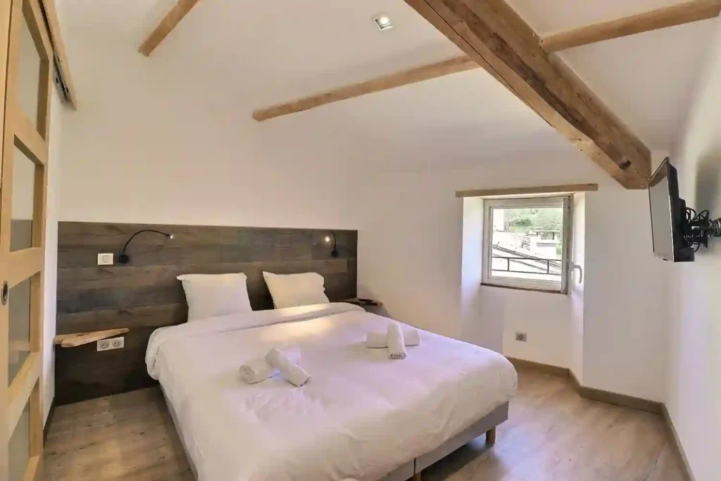 Chambre moderne du Gîte Le Figuier à Gras, lit double avec TV connectée.