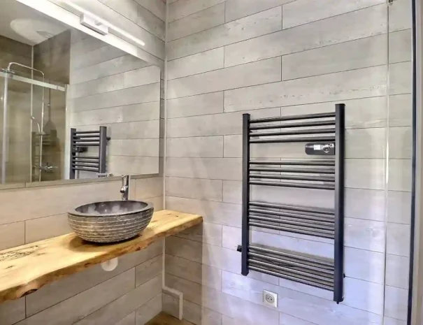 Salle de bain moderne avec lavabo de la chambre au Gîte Le Figuier à Gras en Ardèche méridionale.