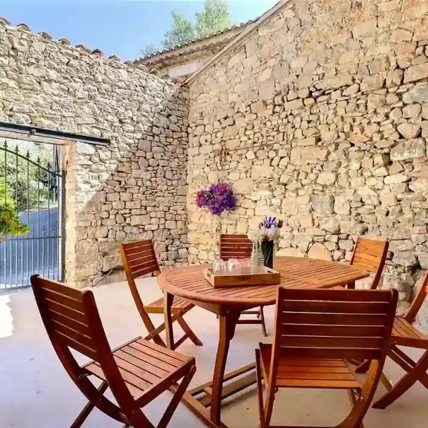 Cours avec table et chaises au Gîte Le Figuier à Gras en Ardèche méridionale
